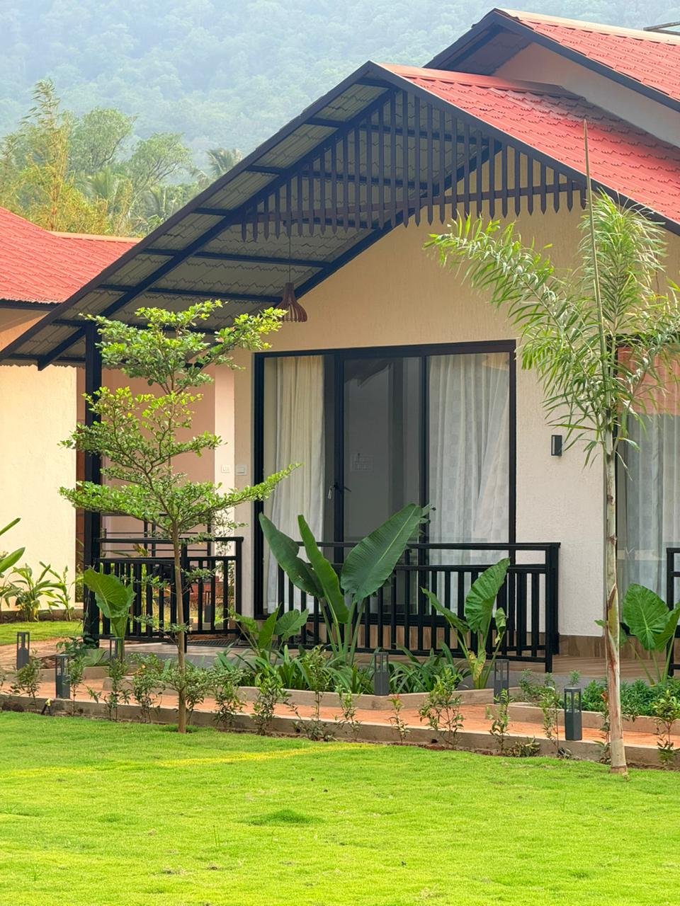 Nadi Teera cottage exterior with balcony and garden